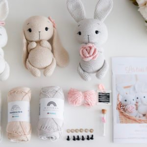 Découvrez le kit complet, pour réaliser au crochet, les 3 petits lapins aux oreilles différentes et au ventre rebondi de la famille Brin de Cotons.