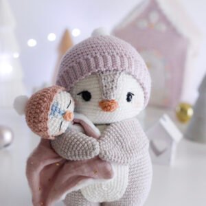 Kit au crochet pour faire le manchot pingouin de noel. Avec 18 pages au format PDF, vous retrouverez toutes les instructions pour réaliser cet amigurumi au crochet.