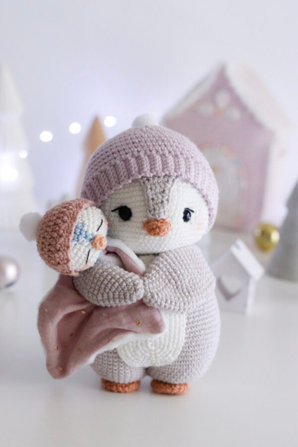 Kit au crochet pour faire le manchot pingouin de noel. Avec 18 pages au format PDF, vous retrouverez toutes les instructions pour réaliser cet amigurumi au crochet.