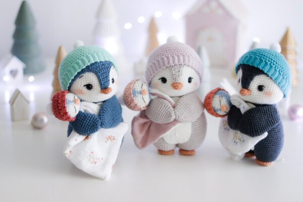 Kit au crochet pour faire le manchot pingouin de noel. Avec 18 pages au format PDF, vous retrouverez toutes les instructions pour réaliser cet amigurumi au crochet.