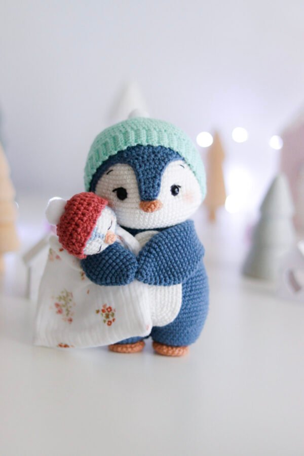 Kit au crochet pour faire le manchot pingouin de noel. Avec 18 pages au format PDF, vous retrouverez toutes les instructions pour réaliser cet amigurumi au crochet.