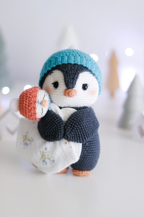 Kit au crochet pour faire le manchot pingouin de noel. Avec 18 pages au format PDF, vous retrouverez toutes les instructions pour réaliser cet amigurumi au crochet.